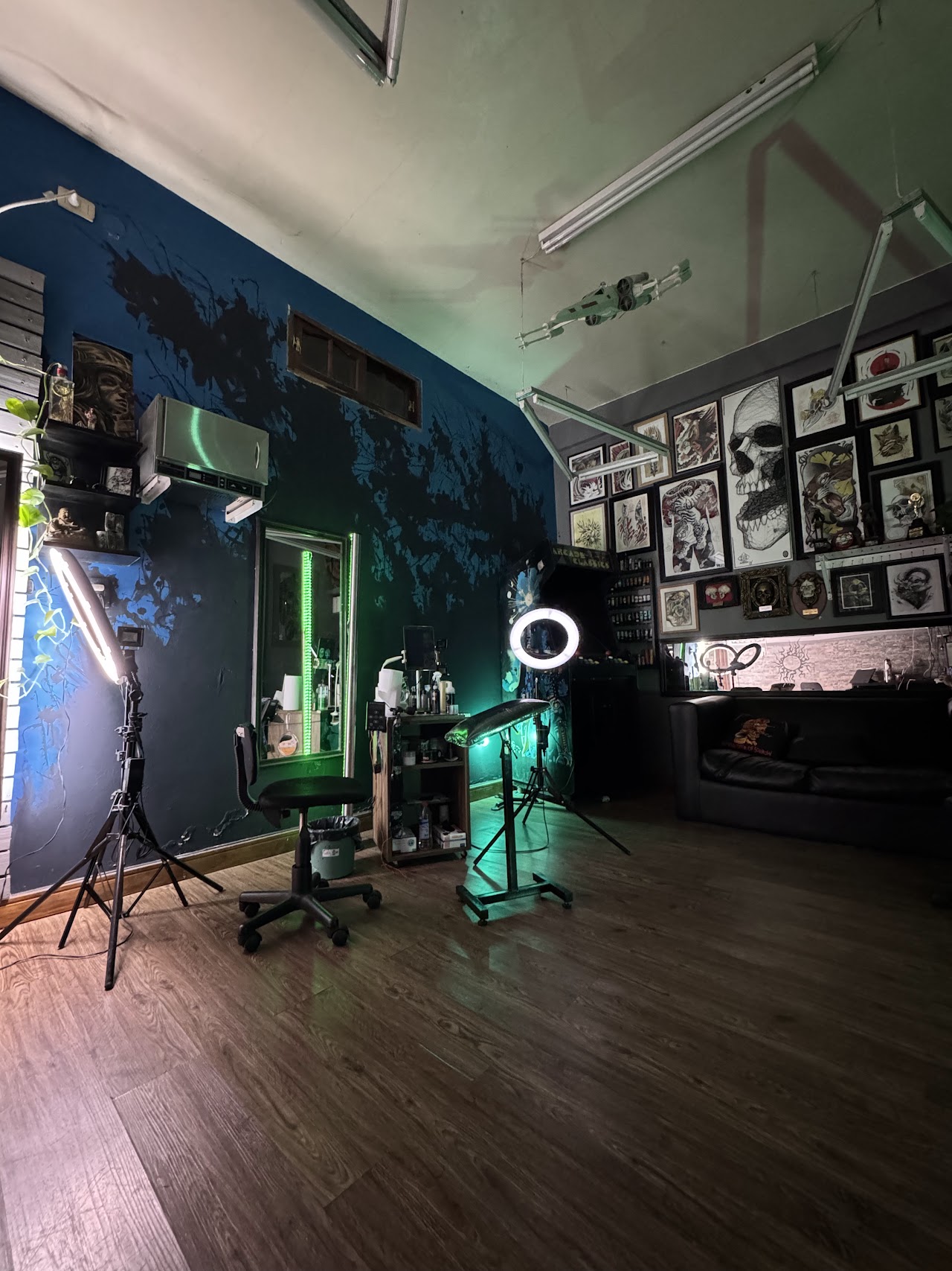 Interior del estudio Hilikus Tattoo en Corrientes