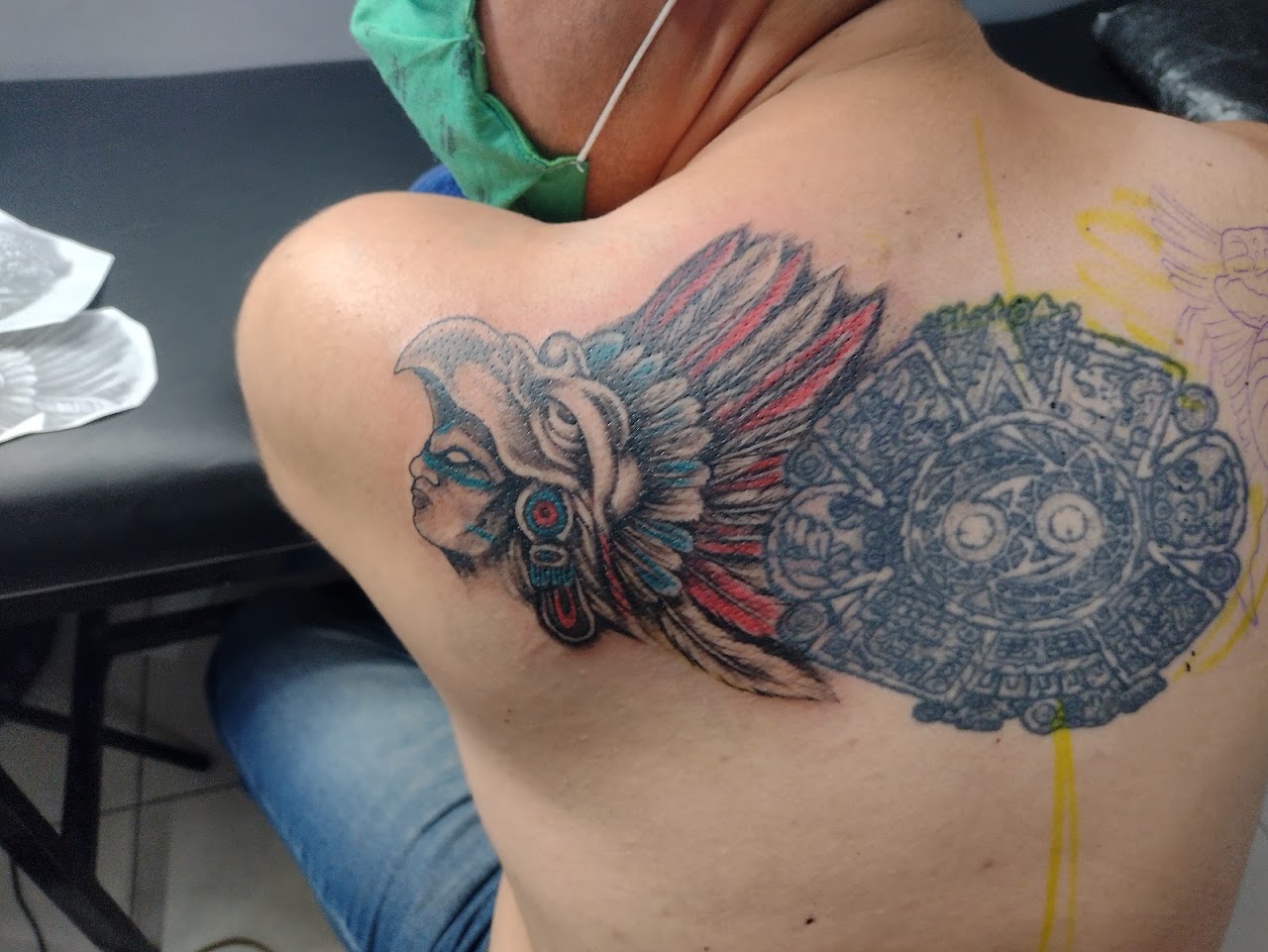 Tatuaje neo-tradicional y blackwork de león en hombro